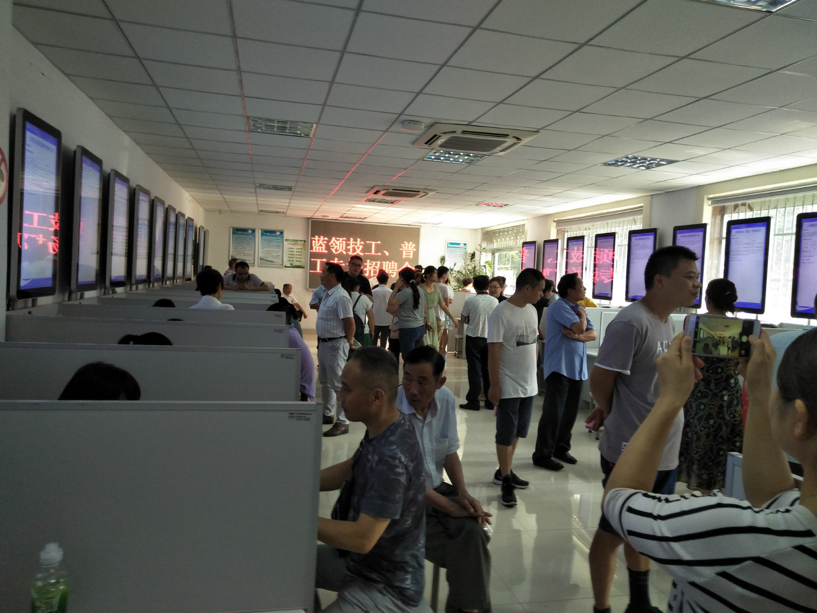 市人社局舉辦“藍(lán)領(lǐng)技工,、普工專場(chǎng)招聘會(huì)”